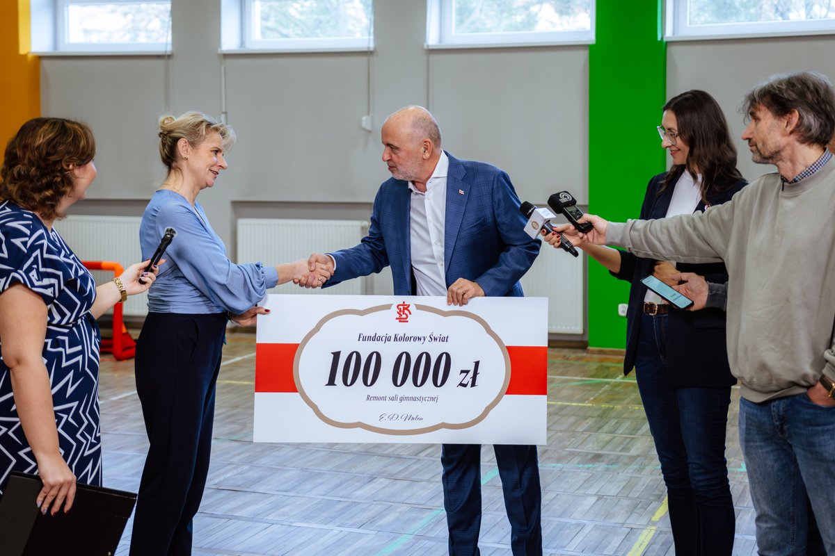 LKS_Lodz's tweet image. ⚪❤️⚪

„Bardzo dziękuję za ten niezwykły dar. Ludzi o tak wrażliwym sercu, którzy potrafią w małym dziecku z niepełnosprawnością zobaczyć człowieka nie przez pryzmat jego fizyczności, lecz jego potrzeb i duszy, nie spotyka się często.”

Dariusz Melon przekazał Fundacji Kolorowy…