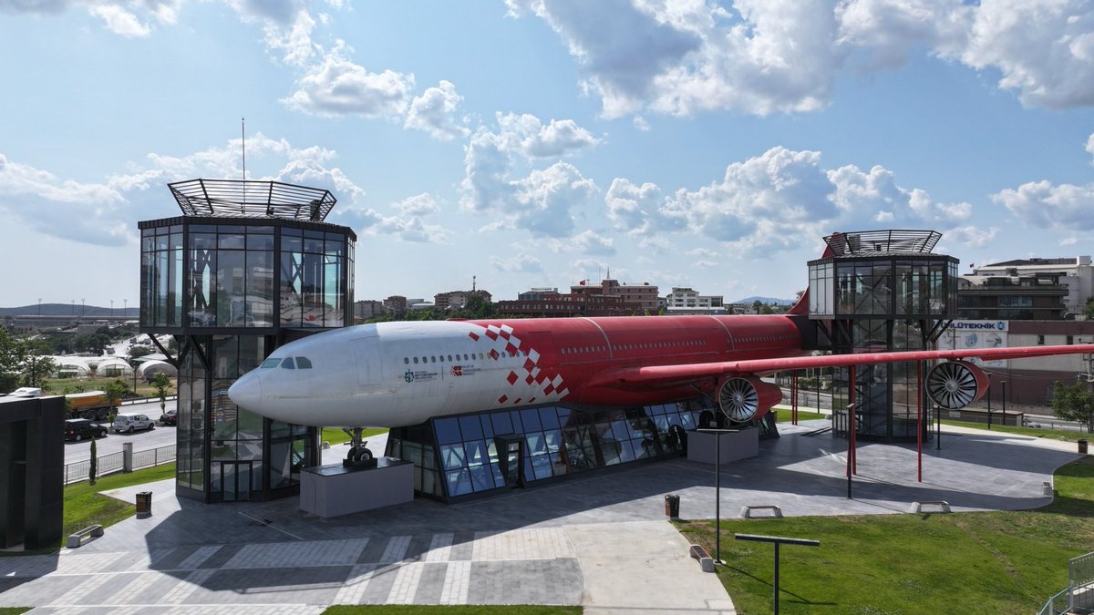 tahirbuyukakin's tweet photo. Bilimin Yeni Rotası: #UçakPark kapılarını açtı!

Çayırova’da, uçuş ömrünü tamamlamış Airbus A340 uçağımızı eşsiz bir Havacılık Bilim Merkezi’ne dönüştürdük.

Bugün çocuklarımızla birlikte uçağımızın büyülü dünyasına adım attık, kokpitte simülasyonla İzmit Körfezi üzerinde uçuş heyecanı yaşadık.

Geleceğimizin teminatı gençlerimize sesleniyorum: Merak edin, ilham alın ve en önemlisi; Başımıza icat çıkarın! Bu ülkeyi daha ileriye taşıyacak o yaratıcılık, sizin ellerinizde.

UçakPark Havacılık Bilim Merkezi'miz, tüm Kocaeli'mize hayırlı olsun. Keşfetmeye ve hayal etmeye bekliyoruz!