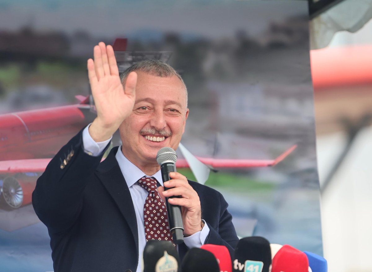 tahirbuyukakin's tweet photo. Bilimin Yeni Rotası: #UçakPark kapılarını açtı!

Çayırova’da, uçuş ömrünü tamamlamış Airbus A340 uçağımızı eşsiz bir Havacılık Bilim Merkezi’ne dönüştürdük.

Bugün çocuklarımızla birlikte uçağımızın büyülü dünyasına adım attık, kokpitte simülasyonla İzmit Körfezi üzerinde uçuş heyecanı yaşadık.

Geleceğimizin teminatı gençlerimize sesleniyorum: Merak edin, ilham alın ve en önemlisi; Başımıza icat çıkarın! Bu ülkeyi daha ileriye taşıyacak o yaratıcılık, sizin ellerinizde.

UçakPark Havacılık Bilim Merkezi'miz, tüm Kocaeli'mize hayırlı olsun. Keşfetmeye ve hayal etmeye bekliyoruz!