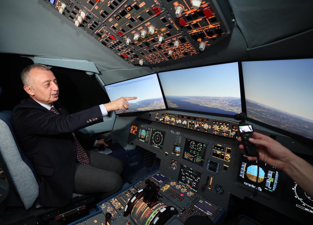 tahirbuyukakin's tweet photo. Bilimin Yeni Rotası: #UçakPark kapılarını açtı!

Çayırova’da, uçuş ömrünü tamamlamış Airbus A340 uçağımızı eşsiz bir Havacılık Bilim Merkezi’ne dönüştürdük.

Bugün çocuklarımızla birlikte uçağımızın büyülü dünyasına adım attık, kokpitte simülasyonla İzmit Körfezi üzerinde uçuş heyecanı yaşadık.

Geleceğimizin teminatı gençlerimize sesleniyorum: Merak edin, ilham alın ve en önemlisi; Başımıza icat çıkarın! Bu ülkeyi daha ileriye taşıyacak o yaratıcılık, sizin ellerinizde.

UçakPark Havacılık Bilim Merkezi'miz, tüm Kocaeli'mize hayırlı olsun. Keşfetmeye ve hayal etmeye bekliyoruz!