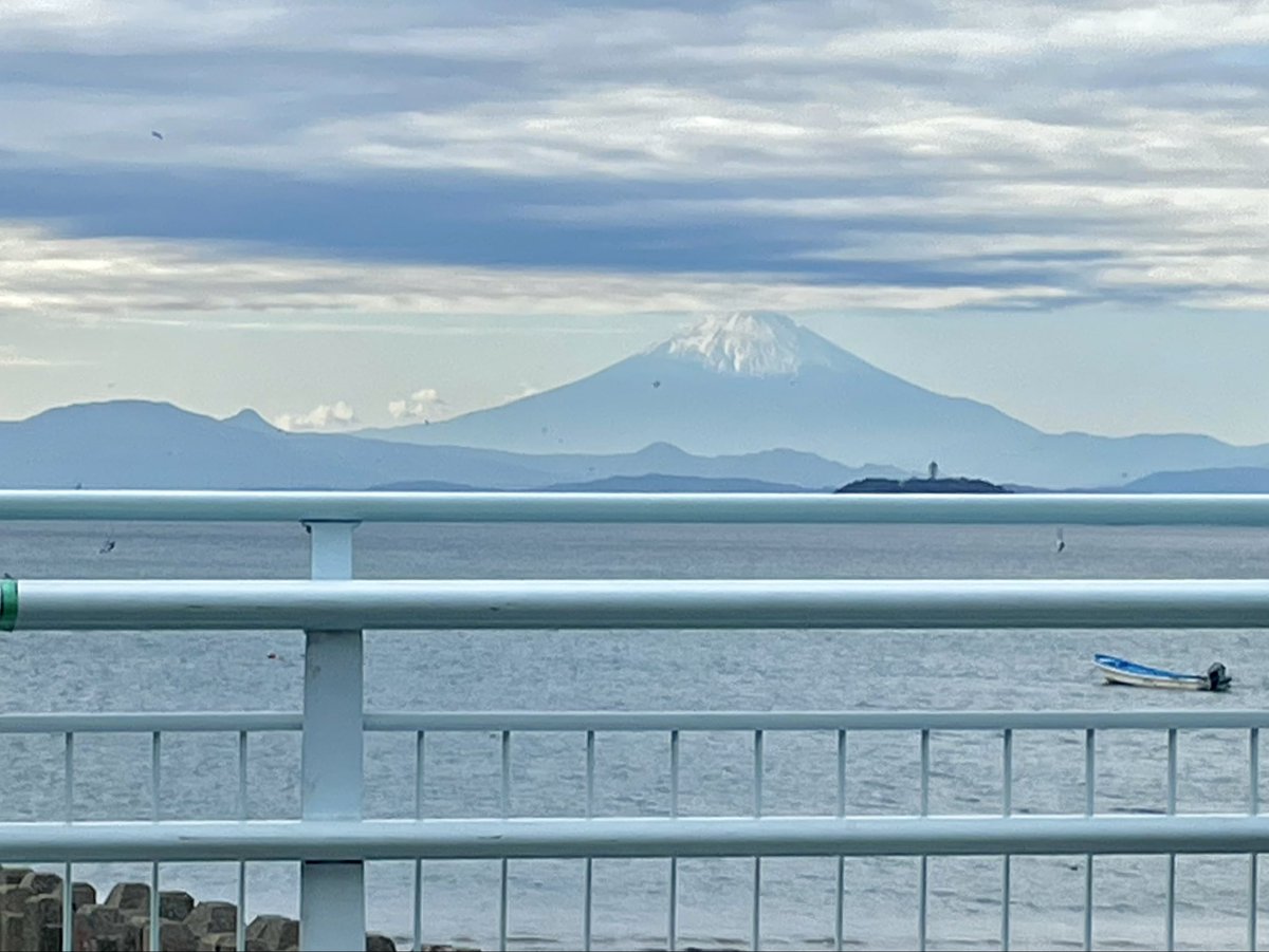 1174301's tweet photo. 今日の
逗子海岸からの富士山♪

#富士山
#初冠雪 https://t.co/Bh6Ta7VMz1