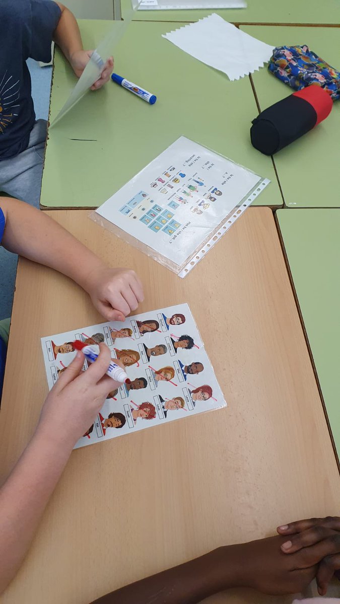 L'alumnat de #Farigola5è comença les rodes lingüístiques amb propostes grupals en català, castellà i anglès.