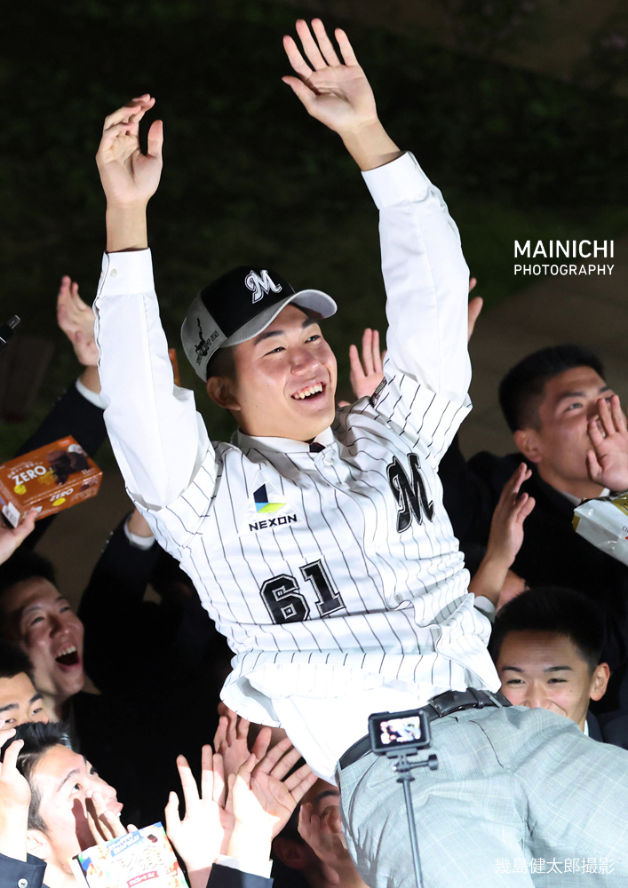 mainichiphoto's tweet photo. プロ野球のドラフト会議で、群馬・健大高崎高の右腕・石垣元気投手はロッテとオリックスの2球団が1位指名で競合し、ロッテが交渉権を獲得しました。高校生が1回目の指名で複数球団が競合するのは2022年の浅野翔吾選手（巨人）以来です。
写真特集⚾️https://t.co/eT1epjNa1T https://t.co/CwqS9lBm7r