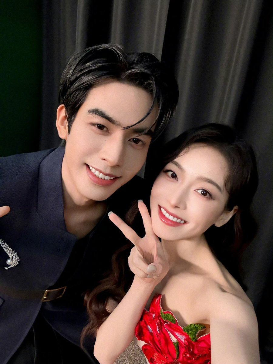 dramapotatoe's tweet image. #FindYourself leads #SongWeilong and #VictoriaSong reunite at Vogue Forces of Fashion Gala