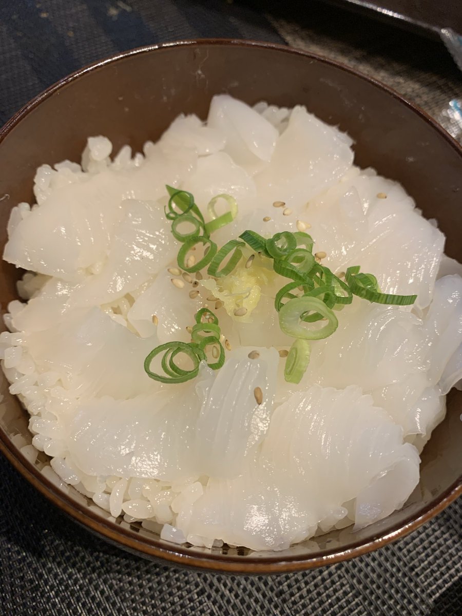 skanayaneko's tweet image. アオリイカ丼出来上がりました🤣