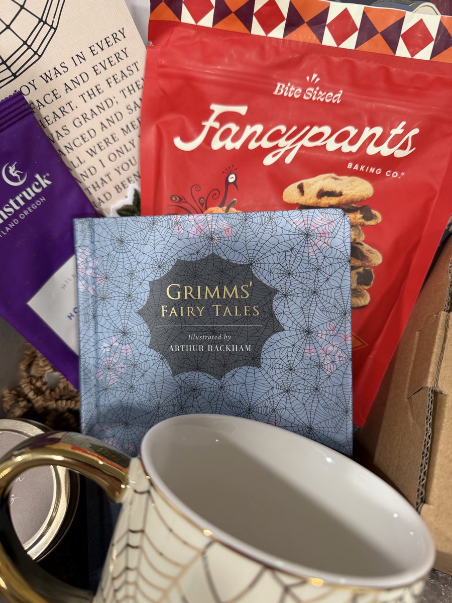 madameraerae's tweet image. This @theliterarybookclubbox did not disappoint! It’s perfect for spooky season and has great items #bookbox #fairytales #booktok #bookstagram #classicnovels
