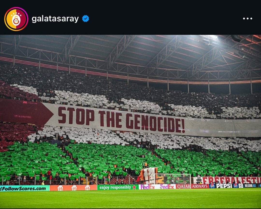 Bir Galatasaray taraftarı olarak söylüyorum bizim ülke ve ümmet olarak problemimiz tam da bu fotoğraf.
Bir yanda çok güzel bir keraografiyle Filistin'i gündemde tutan taraftar, öte yandan altta, en büyük boykot ürünlerinden biri olan p*psinin reklamı.
#Galatasaray 
#Filistin