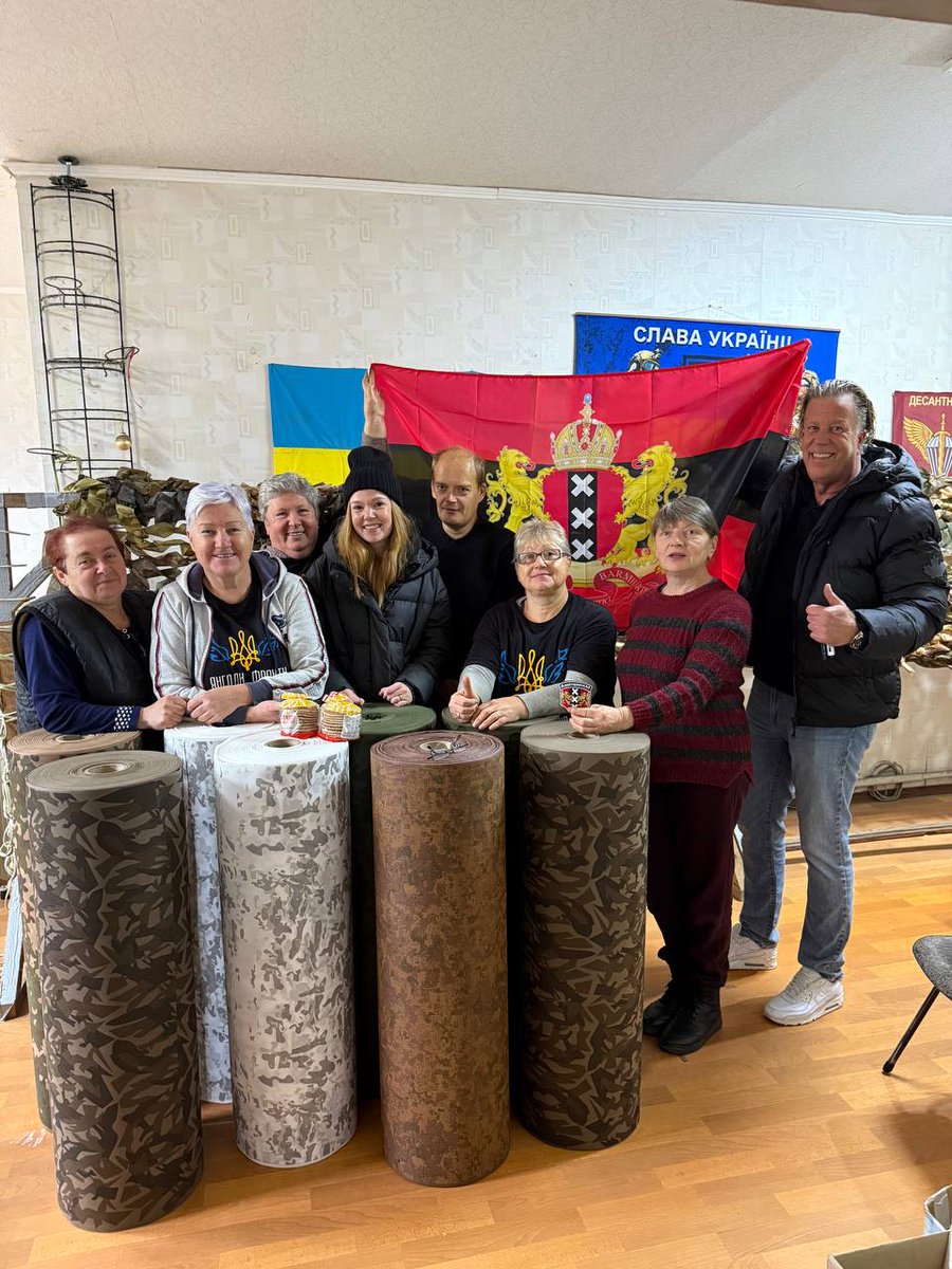 Rootdar's tweet image. #Rootdaports #UAaidcrafters
Chapter 4 report has just arrived.
Kalynivka net makers! 

🌳Volunteers from Amsterdam helped our hub in Kalynivka pick up rolls of spunbond fabric from the NovaPoshta office and transport them to the workshop that makes camouflage nets. ❤️‍🩹
 
Thank you