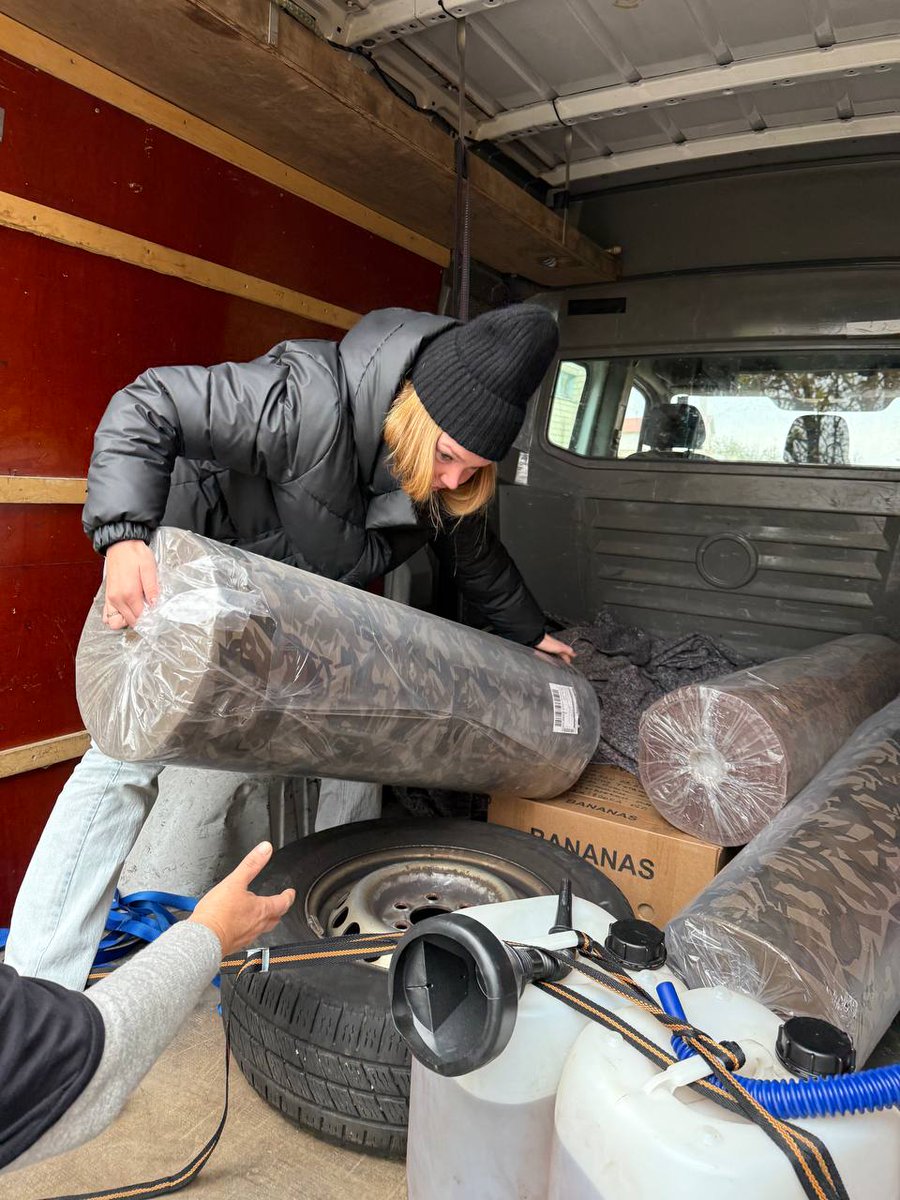 Rootdar's tweet image. #Rootdaports #UAaidcrafters
Chapter 4 report has just arrived.
Kalynivka net makers! 

🌳Volunteers from Amsterdam helped our hub in Kalynivka pick up rolls of spunbond fabric from the NovaPoshta office and transport them to the workshop that makes camouflage nets. ❤️‍🩹
 
Thank you