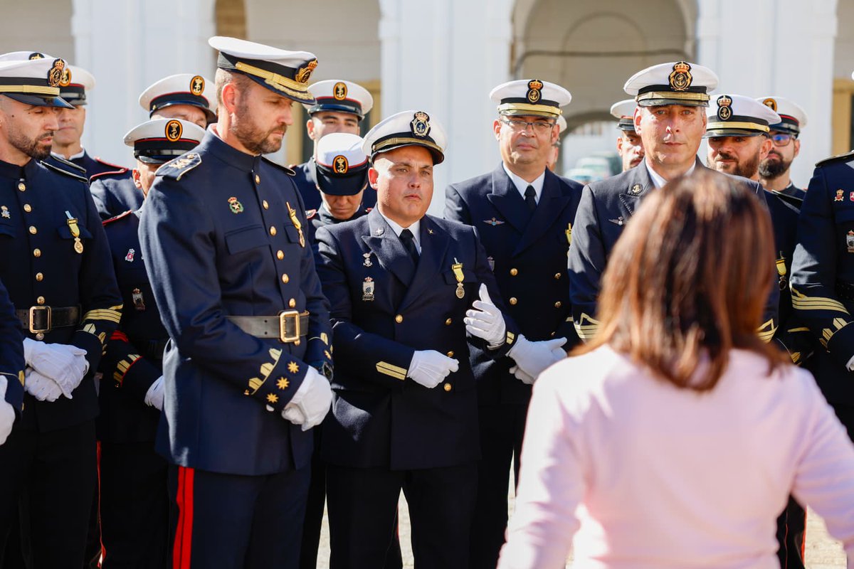 Defensagob's tweet image. 🎖️ Imposición de medallas a la Brigada de Infantería de Marina 'Tercio de Armada' @Armada_esp por su impecable trabajo en la operación 'DANA 24'.
🎙️ Robles: "Nunca se podrá olvidar su entrega y heroicidad, son un ejemplo y un honor".