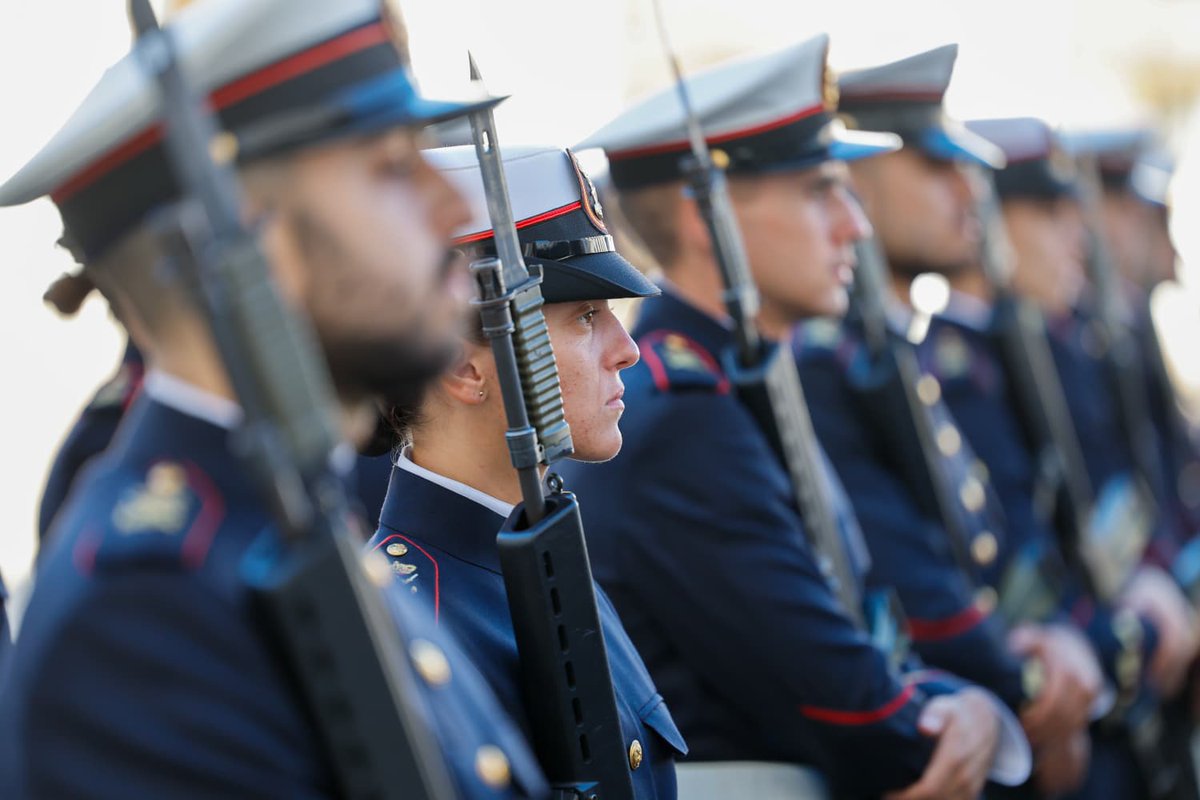 Defensagob's tweet image. 🎖️ Imposición de medallas a la Brigada de Infantería de Marina 'Tercio de Armada' @Armada_esp por su impecable trabajo en la operación 'DANA 24'.
🎙️ Robles: "Nunca se podrá olvidar su entrega y heroicidad, son un ejemplo y un honor".