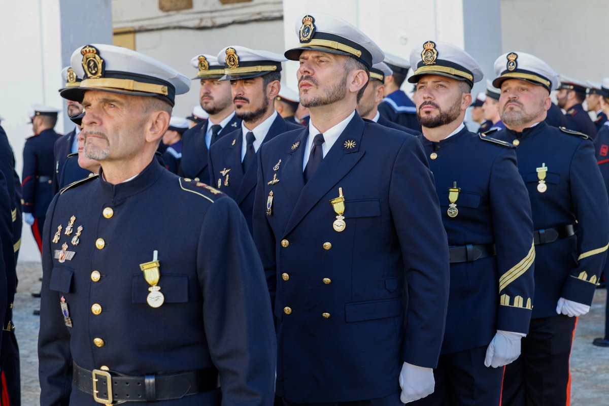 Defensagob's tweet image. 🎖️ Imposición de medallas a la Brigada de Infantería de Marina 'Tercio de Armada' @Armada_esp por su impecable trabajo en la operación 'DANA 24'.
🎙️ Robles: "Nunca se podrá olvidar su entrega y heroicidad, son un ejemplo y un honor".