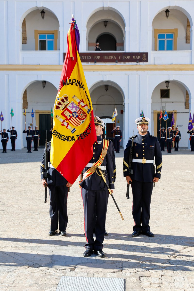 Defensagob's tweet image. 🎖️ Imposición de medallas a la Brigada de Infantería de Marina 'Tercio de Armada' @Armada_esp por su impecable trabajo en la operación 'DANA 24'.
🎙️ Robles: "Nunca se podrá olvidar su entrega y heroicidad, son un ejemplo y un honor".