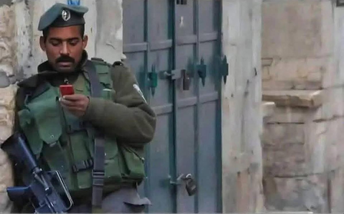 HMusse's tweet image. Me at war , in a corner texting her back because i ran out of bullets..