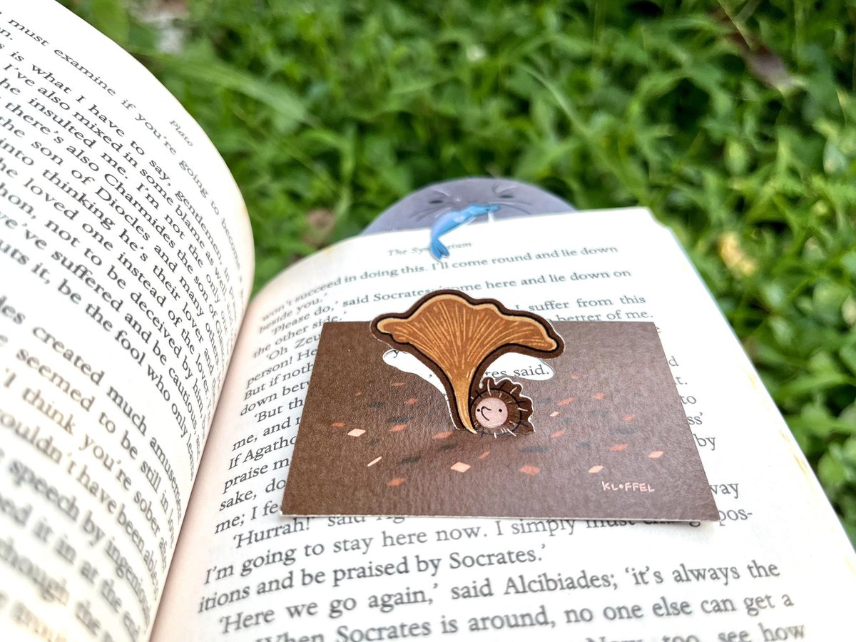 I made new namecard 🦔 Fold it to have a tiny hedgehog (not a chestnut nor a coconut) and its chanterelle (not a gingko leaf) accompany you on your desk!

นามบัตรใหม่ที่ทำกับ #ชาวมนตรี มาค่ะ! เป็นนามบัตรเม่นและเห็ด chanterelle พับได้ (ไม่ใช่เกาลัด มะพร้าว และใบแปะก๊วยแต่อย่างใด)