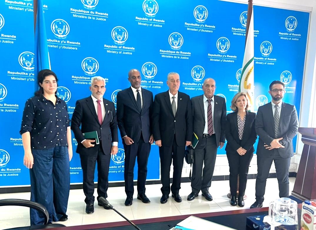 Rwanda_Justice's tweet photo. Today, Minister of Justice / Attorney General @eugirashebuja1 received a delegation from Syria’s National Commission for Transitional Justice to share Rwanda’s experience in #AccessToJustice and #CommunityJustice models: #Gacaca, #MAJ & #Abunzi https://t.co/p0Gp46VTUb