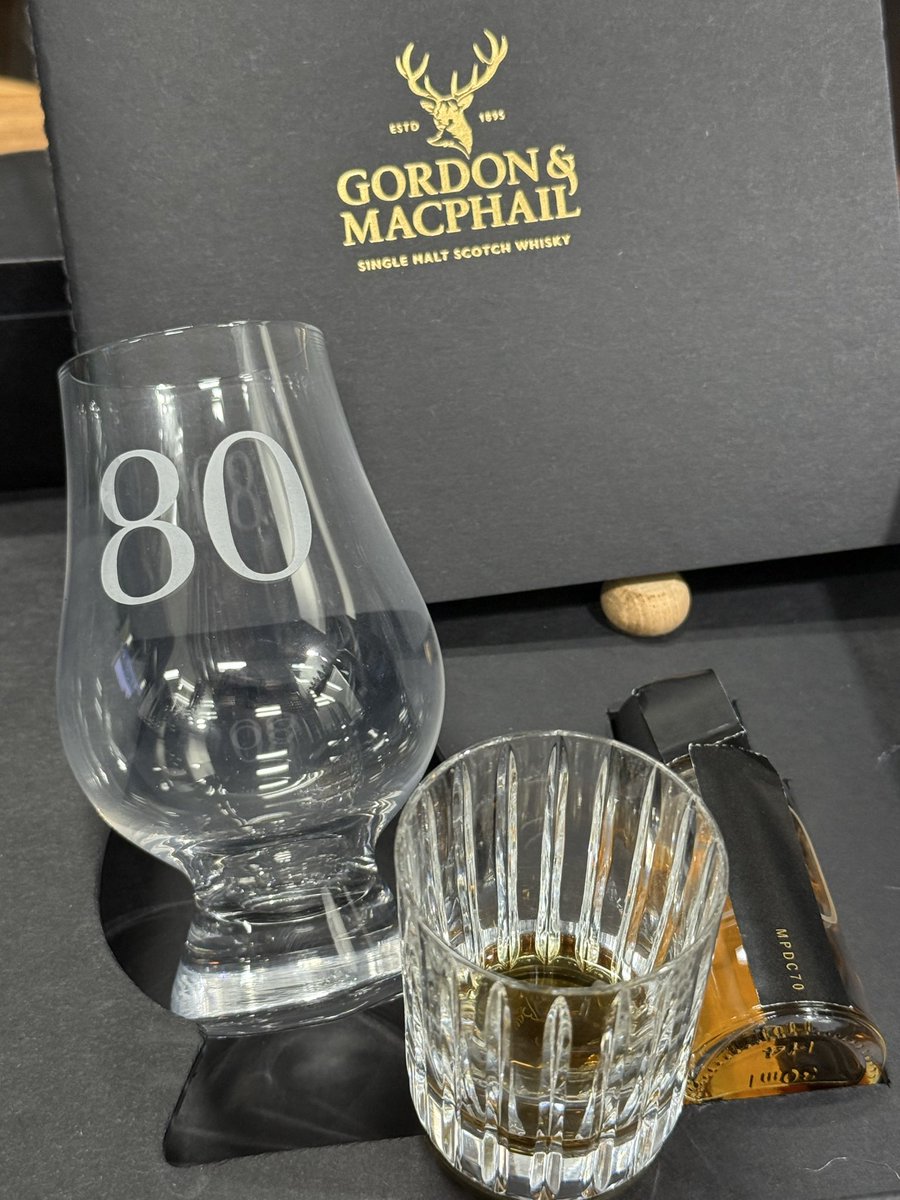 GM グレンリベット 1940−2020 80年 44.9% Cask No,340
滑らかな口当たり、メープルシロップや黒蜜の膨らみある甘さから、ほどけるようにダークフルーツ、ナッツ、甘栗、チョコチップクッキー、微かに黒土…などの色濃いフレーバーが広がる。
余韻はそれらが染み込むようで、深く、長く静かに続く。