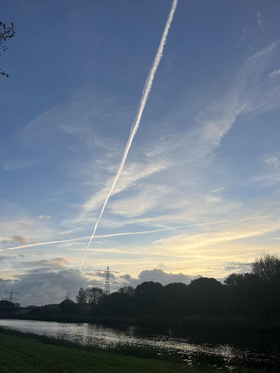 kevbrijer's tweet image. #chemtrails  #Nederland ze zijn al vroeg aan het sprayen