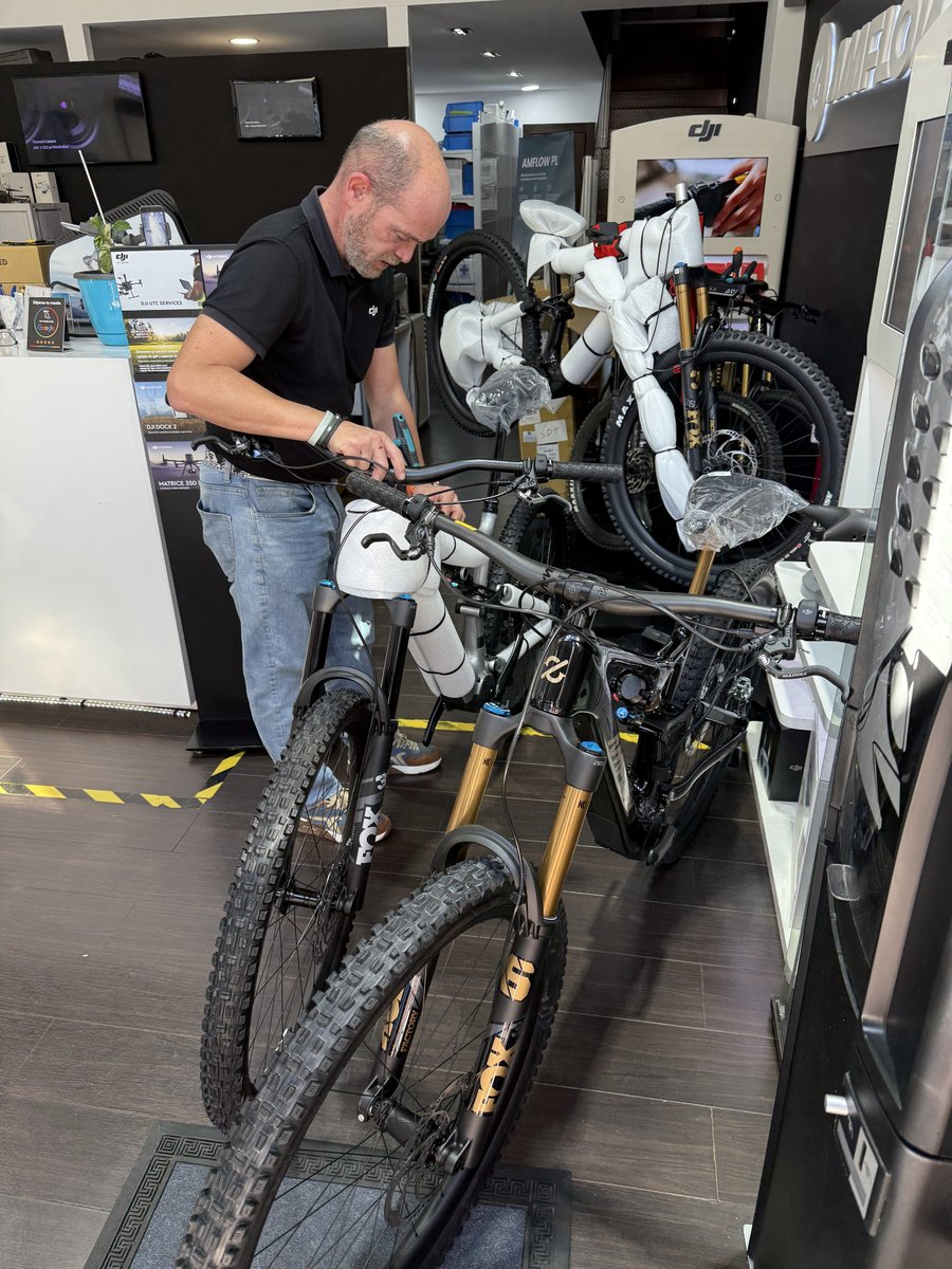 stockrc's tweet image. ¡Hoy entregamos 3 e-bikes Amflow PL Carbon Pro! 🚵
Unidades disponibles en DJI Madrid Las Rozas ¡Reserva la tuya ya!
👉 shorturl.at/P8dgS 👈
#djimadrid #djimadridlasrozas #stockrc