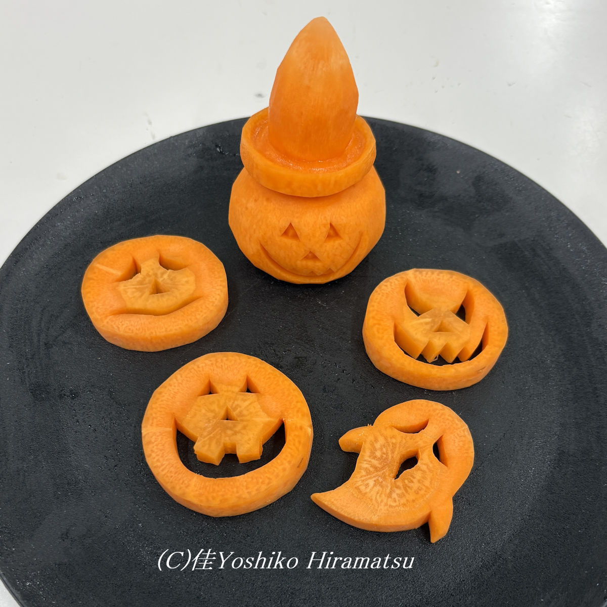 ニンジンがハロウィンごっこしたいんだって🎃
Carrot wants to play Halloween.

#にんじん #ハロウィン #carrot #halloween🎃