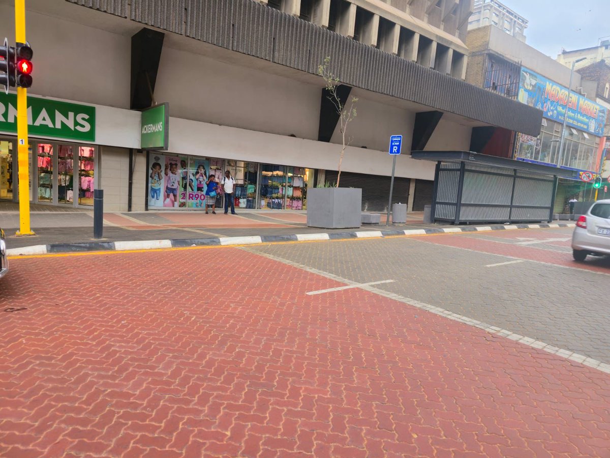 shaun_dlanjwa's tweet image. Thank you @EFFSouthAfrica for restoring Johannesburg CBD to its former glory. We give credit to Public Safety MMC Dr @MTshwaku. We invite all South Africans to come and invest in the Johannesburg CBD again. Joburg CBD is clean and safer to do business. Thank you EFF