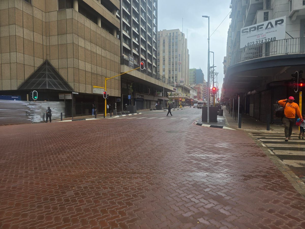 shaun_dlanjwa's tweet image. Thank you @EFFSouthAfrica for restoring Johannesburg CBD to its former glory. We give credit to Public Safety MMC Dr @MTshwaku. We invite all South Africans to come and invest in the Johannesburg CBD again. Joburg CBD is clean and safer to do business. Thank you EFF