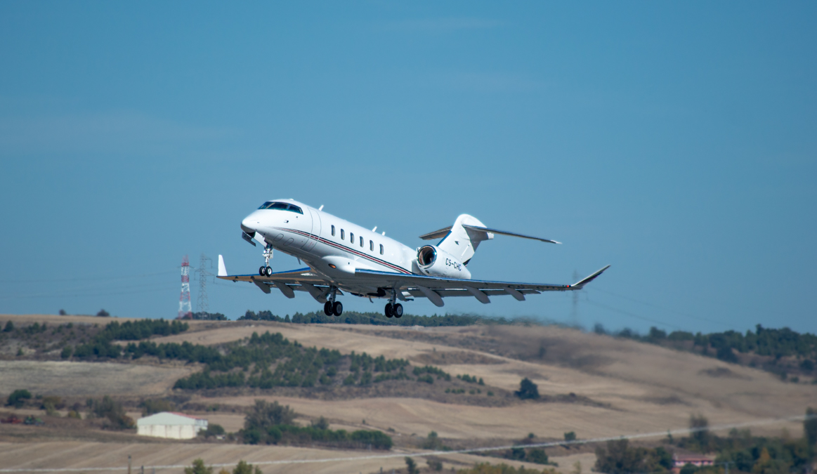 ✈️Las numerosas operaciones relacionadas con el Congreso han conectado Burgos con ciudades como Londres, Mallorca, Barcelona, Kerry, etc. 

Otro motivo residual (al menos 1 op.) debido a la boda de Stella del Carmen, hija de Antonio Banderas, en una finca cercana. 
2/3
