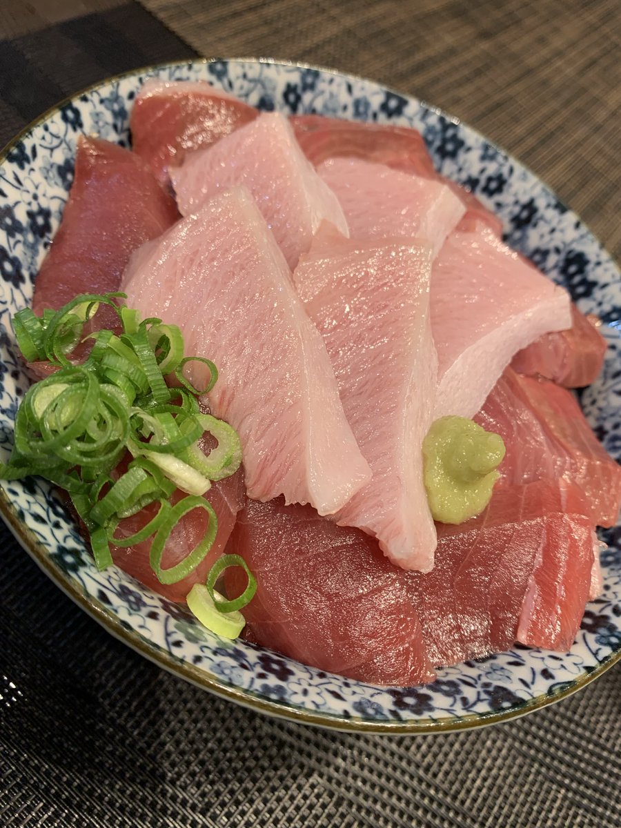 skanayaneko's tweet image. ぶりと黄肌の2色丼出来上がり🤗