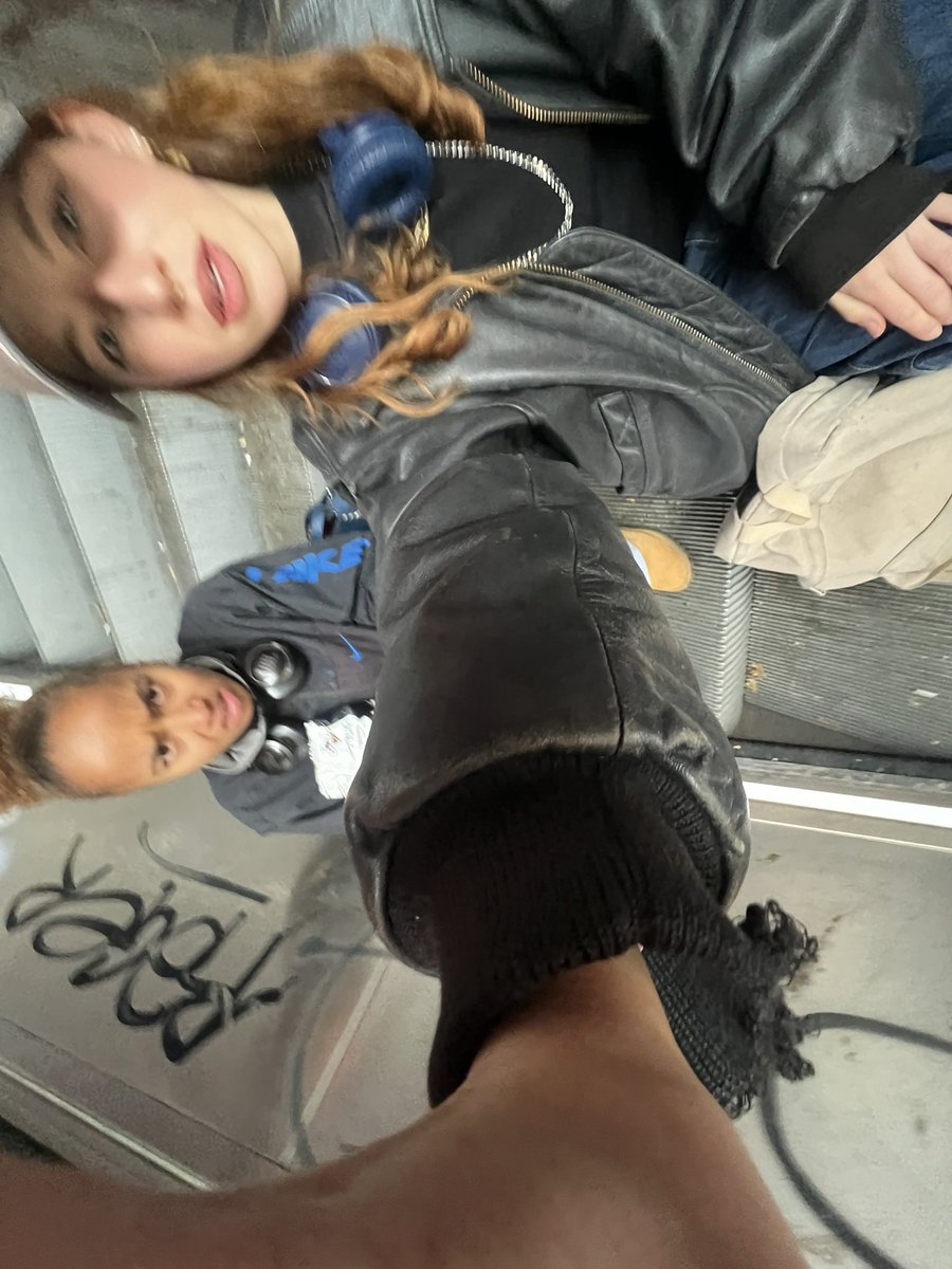 garanceqlf's tweet image. manger ds les escalator en panne #cheatcode