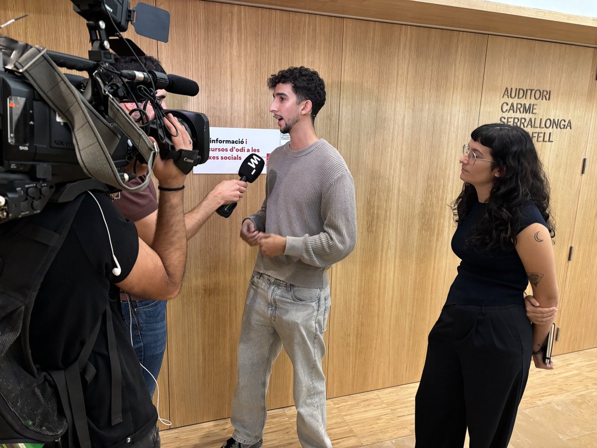 Dos dels ponents de la #2aJornadaPEM del <a href="/Consell_Audio/">CAC</a>, el periodista <a href="/aladdin_azr/">Alaaddine Azzouzi</a> i la investigadora en xarxes Marta Meneu-Borja, entrevistats en directe pel programa #TotEsMouCat de <a href="/som3cat/">3Cat</a>