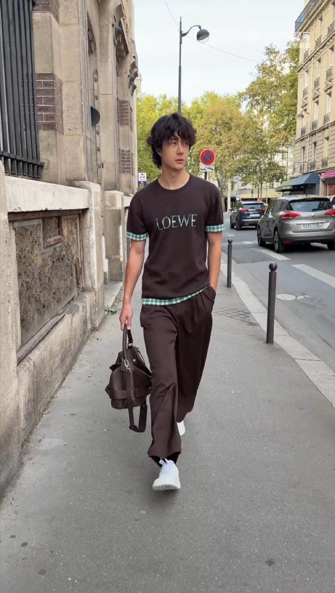 HappyLucky9785's tweet photo. ถ่ายตอนไปปารีสแฟชั่นวีคคราวที่แล้วแน่เลย ไวป์ดี๊ดี

#WangYiboxLOEWE 
#หวังอี้ป๋อ #WangYibo https://t.co/xyq0bIy7PO