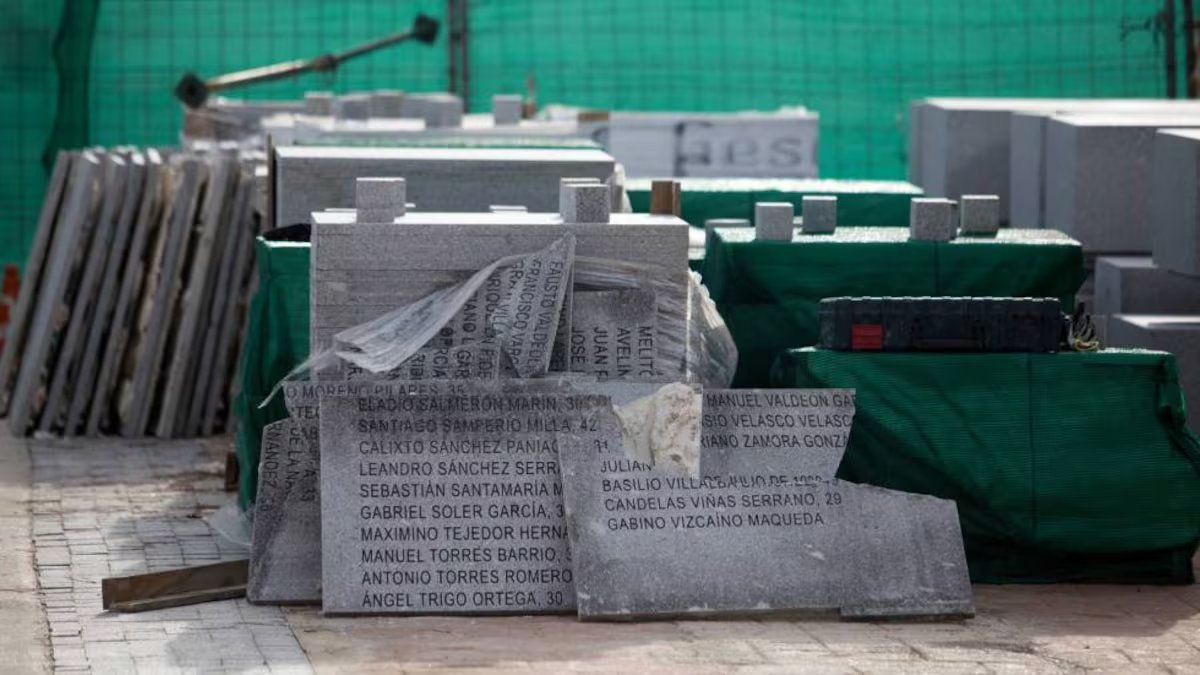 El Gobierno ha declarado lugar de memoria histórica la tapia del Cementerio del Este de donde <a href="/AlmeidaPP_/">José Luis Martínez-Almeida</a> retiró en 2019 las placas de los casi 3000 republicanos fusilados. Con la nueva calificación de la tapia el Alcalde no tendrá más remedio que volver a colocar las placas.