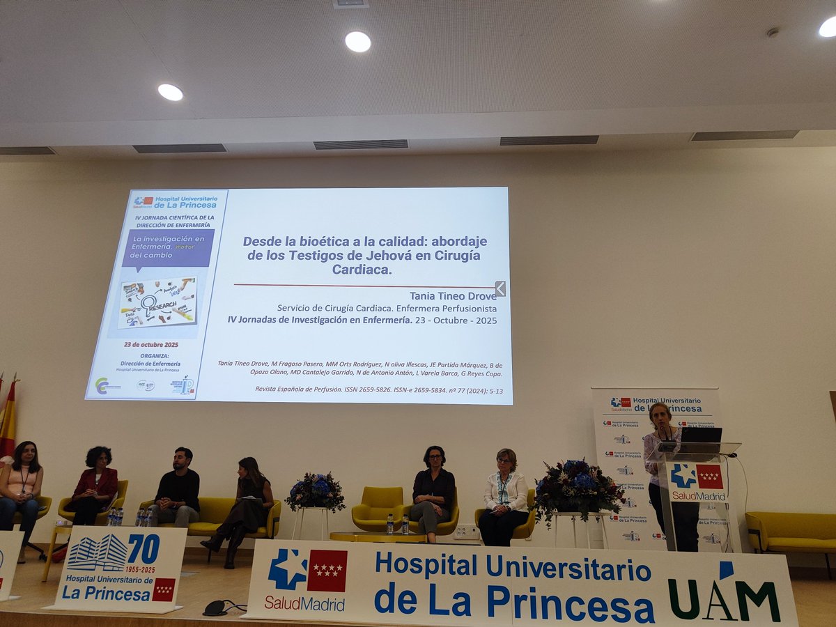 Continúa la mesa 2️⃣ con Dña. Tania Tineo Drove, enfermera del Bloque Quirúrgico del #HULPR, donde presenta una ponencia sobre cirugía cardíaca sin sangre, con más de 34 años de experiencia operando a pacientes Testigos de Jehová.
#CirugíaSinSangre