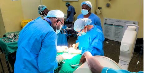 AfricaFactsZone's tweet image. Kenyan Doctors have performed the world’s largest breast reduction surgery at Kenyatta National Hospital. 
They removed 20.86 kg of tissue from a 17-year-old girl suffering from gigantomastia.
There removed tissue accounted for 37% of her total body weight.