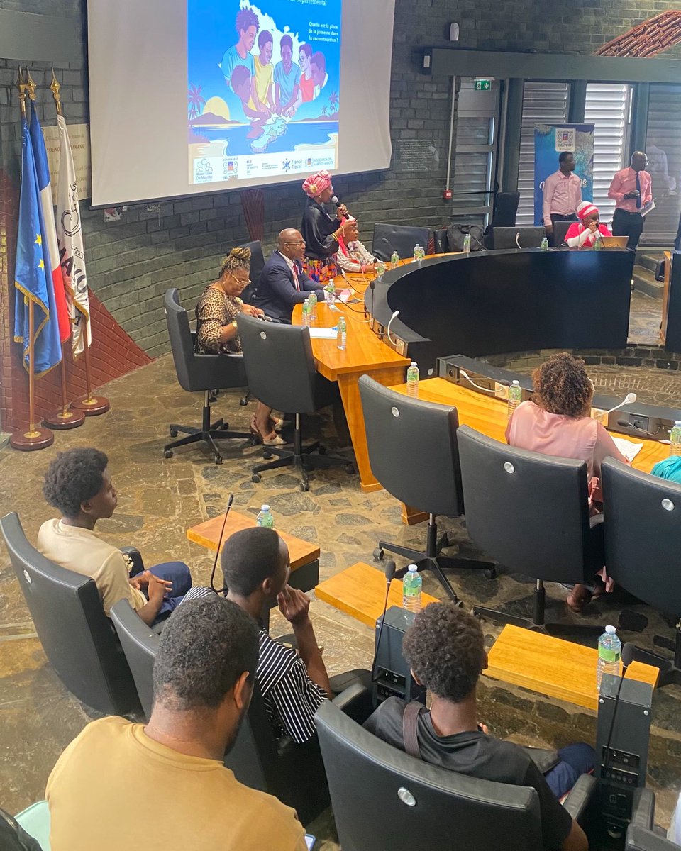 ML_Mayotte's tweet photo. 📸 Retour en images sur le séminaire “La jeunesse et la reconstruction de Mayotte après Chido du 22 oct.

🎯Objectif : replacer l’humain au centre et faire de la jeunesse un moteur du développement.

#Mayotte #JeunesseMahoraise #Chido #DéveloppementLocal #MayotteAvenir https://t.co/WTeh9mqiRu