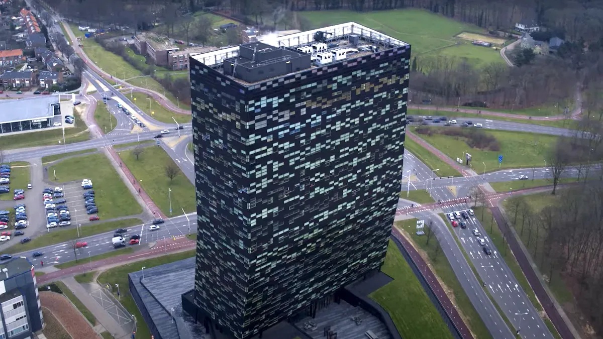 Çinli çip üreticisi "Nexperia" ile ilgili anlaşmazlık, Avrupa'nın ardından Japonya'nın otomotiv endüstrisini de tehdit ediyor. 

🚙Otomotiv üreticileri, Hollanda hükümetinin, geçen ay fikri mülkiyet endişelerini gerekçe göstererek Nexperia’nın kontrolünü ele geçirmesinin