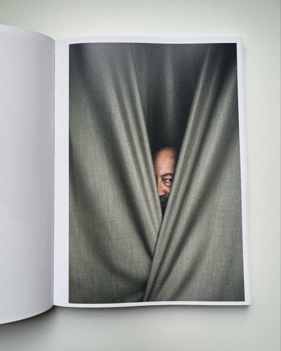 Corentin Fohlen sort son 7eme livre.
Consacré à son travail de portraits, ma tête se retrouve au milieu des portraits de Monsieur Badinter, et de comédiens ou de personnalités publiques.