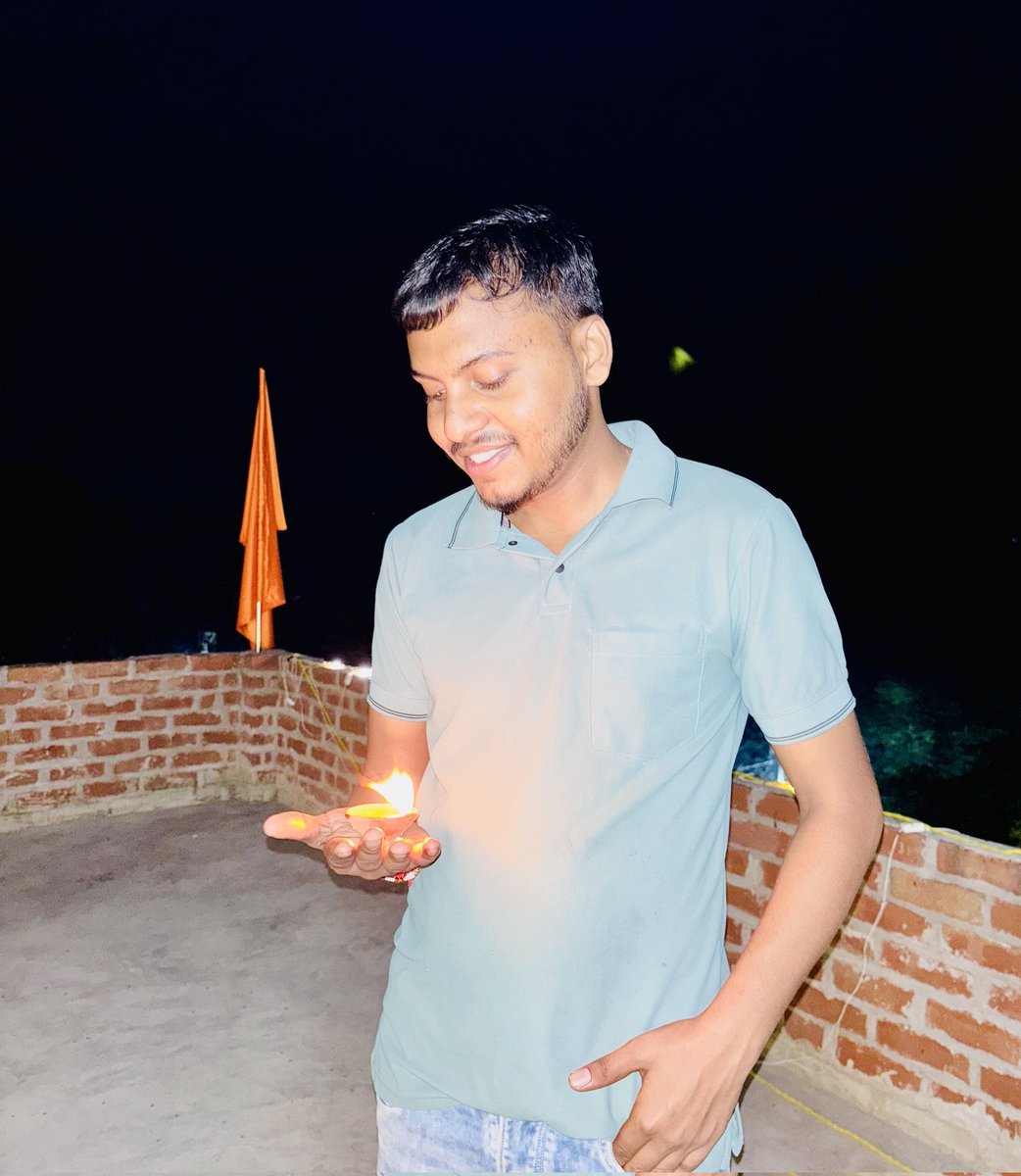 नौकरियां बुरी नहीं होती हैं,
बस वो छींन लेती है...

हमारा घर
हमारे अपने...😌😌