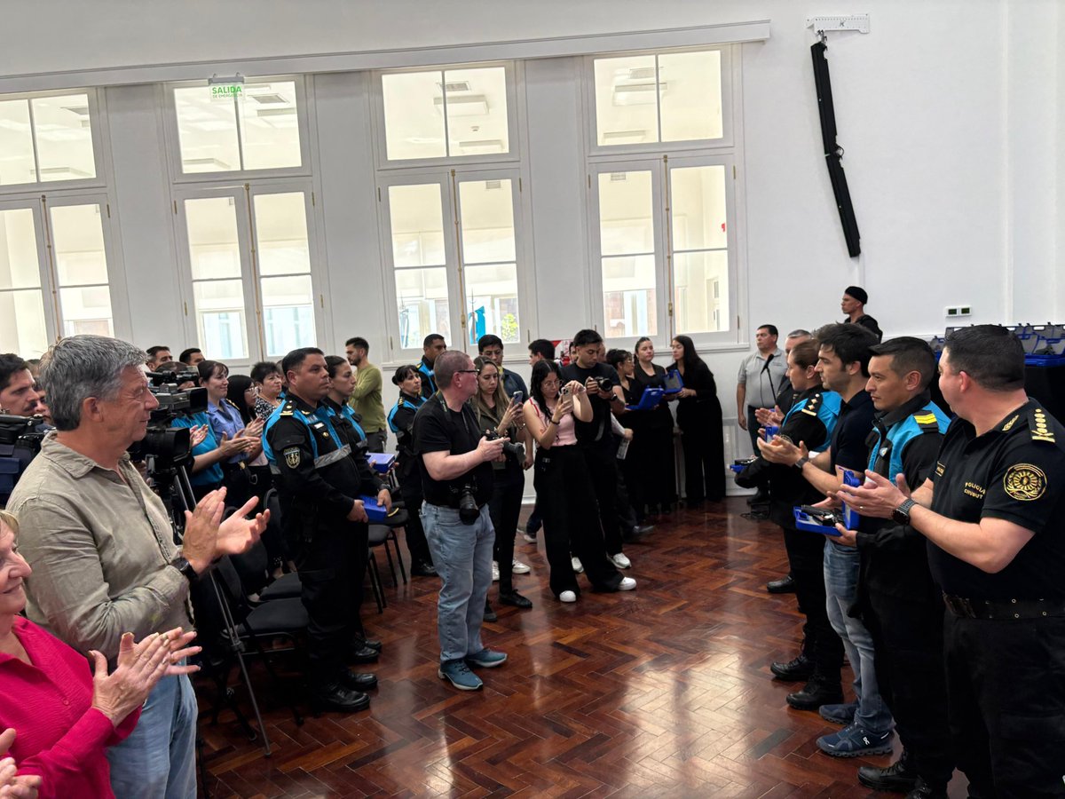 INVERSIÓN SIN PRECEDENTES PARA JERARQUIZAR EL TRABAJO DE LA POLICÍA DEL CHUBUT

En una inversión sin precedentes para equipar a la Policía del Chubut, que en un pasado no muy lejano recibía armas usadas y en malas condiciones, el gobernador <a href="/NachoTorresCH/">Nacho Torres</a> entregó 1.000 pistolas