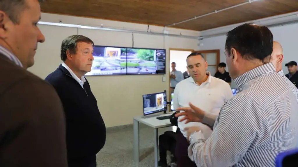 🛰️ RÍO NEGRO SEGURO: NUEVO CENTRO DE MONITOREO EN CINCO SALTOS

El gobernador <a href="/WeretilneckOK/">Alberto Weretilneck</a> inauguró el nuevo Centro de Monitoreo de Cinco Saltos, en el marco del plan de modernización del sistema provincial de seguridad. 

✅ El espacio incorpora inteligencia artificial,