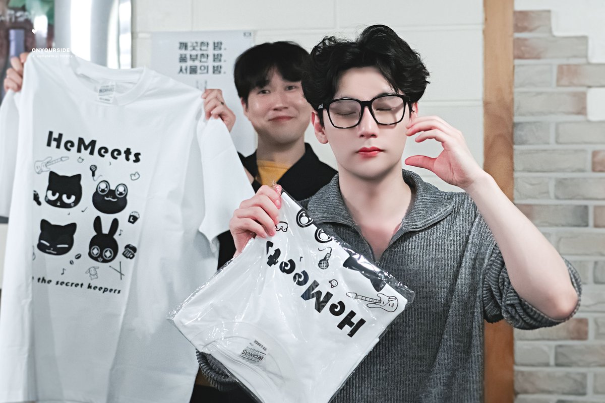 251018 
#HeMeets #히미츠 식당 모임 #진도집침공 #오샘 #오승규
선물 받은 티셔츠가 아주 마음에 든 🐸🦊