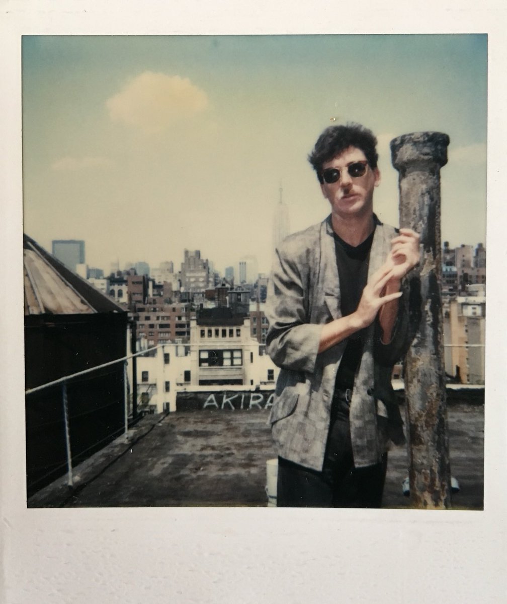 Tres fotos inéditas de Charly: una se la saqué yo en la terraza de la casa de Uberto Sagramoso. Otra es grabando Parte de la Religión y otra es de las pruebas de foto de tapa del disco que Uberto tiraba en el piso.Feliz cumple #Charly (Te amo,te odio, dame más) 🎂🎶❤️