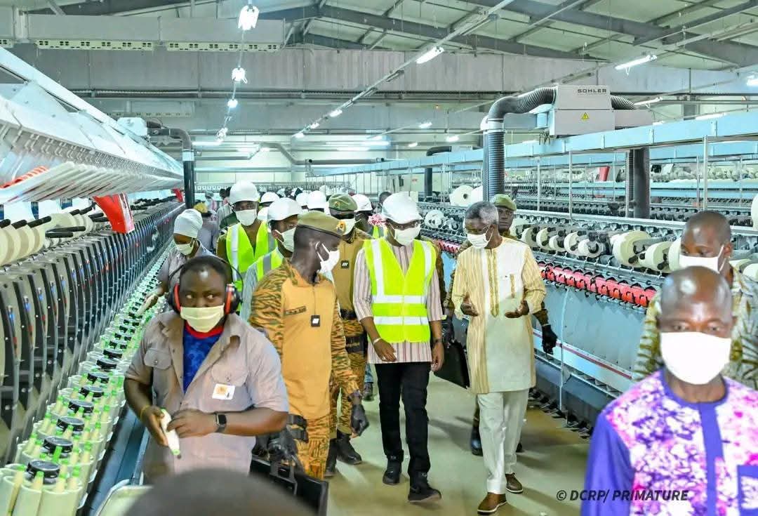 L'industrialisation du Burkina s'accélère. Chaque jour on assiste à l'ouverture de nouvelles usines. 
En France par contre, on assiste à des fermetures d'unises chaque jour, les fortunés déplacent leurs capitaux dans d'autres pays plus sûr et 2600 entreprises ont déclaré faillite