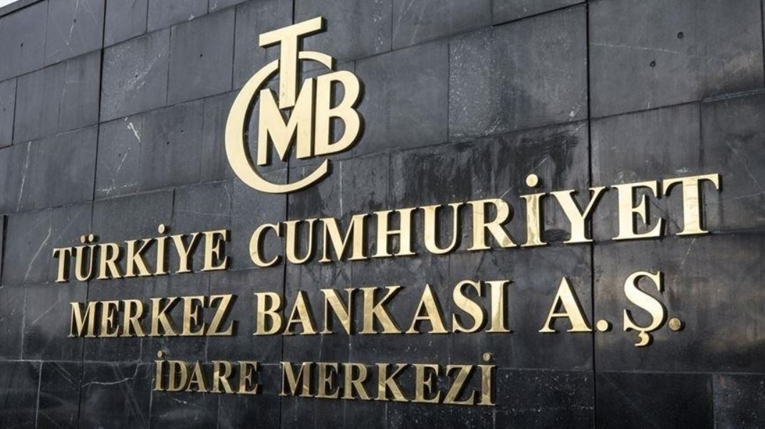 Merkez Bankası politika faizini 100 baz puan düşürerek %40,50'den %39,50'ye indirdi.

Burada beklentilere paralel bir karar gerçekleşti.

Piyasalar 100-150 baz puan arası indirim bekliyordu.

Bu karar, #TCMB'nin reel sektörü çok zora sokmadan enflasyonist baskılara rağmen faiz