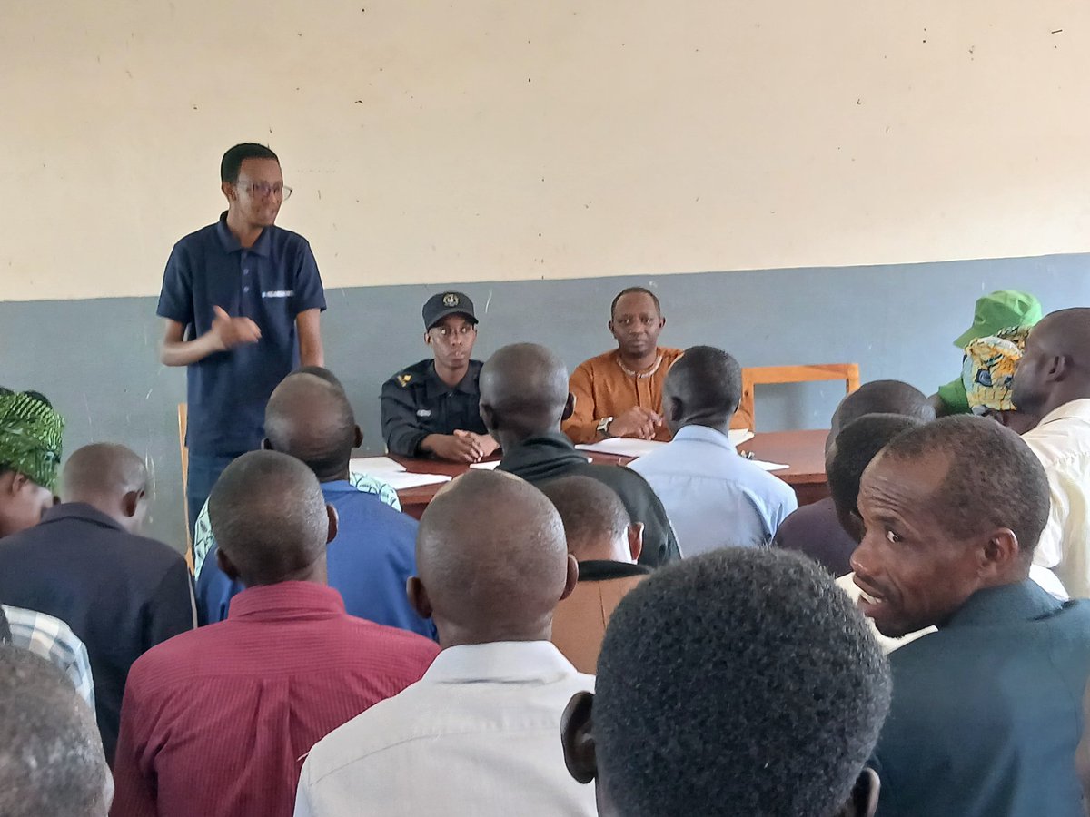 None, kuwa 23.10.2025, mu murenge wa Ntyazo, muri <a href="/NyanzaDistrict/">Nyanza District</a> , hakozwe inama yo gusobanurira abayobozi ku gikorwa cyo gufasha abaturage kwemeza imyirondoro no gufotorwa
kugira ngo bahabwe e-indangamuntu, tukaba twifatanije n'Umukozi wa <a href="/NidaRwanda/">NIDA Rwanda</a>, Bwana Ndayishimiye Vivens