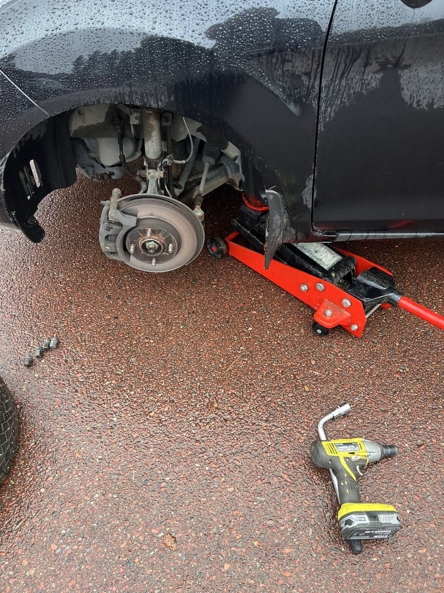 dasimaster's tweet image. Vintersulor monterade på lill bilen