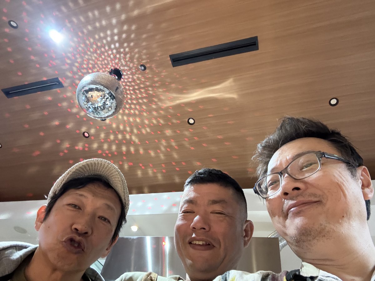 広告代理店時代、世話になったCMプロデューサーのツッチーが、伊丹にお店をオープンさせたので行ってみたよ。バブルサンドっていうのが売りのダイナー。美味しかった。ツッチーが手作りしてくれる。お酒も飲めるよ。これからも、がんばれツッチー。instagram.com/tj_s_diner/