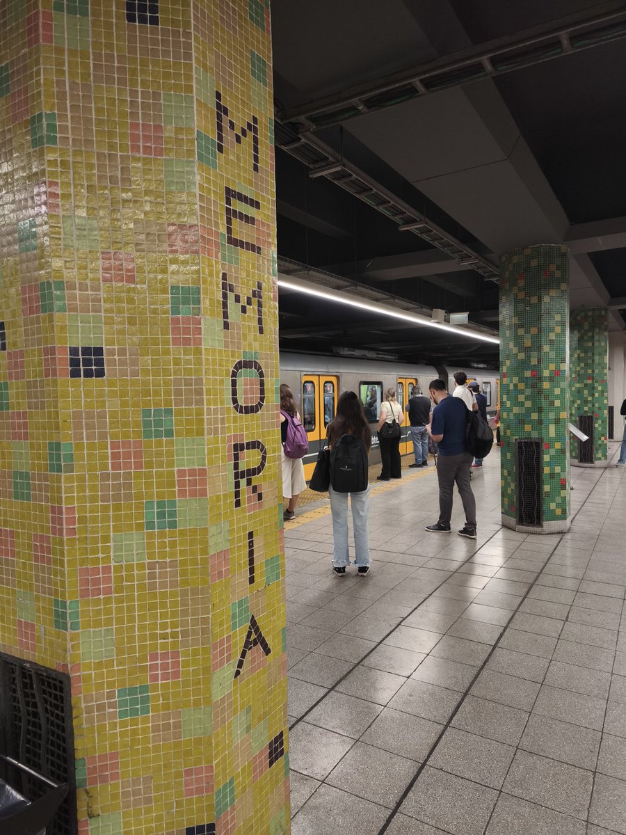 Esta gronchada con mensajes bienpensantes que hicieron en las columnas de Retiro C es el último relicto del PRO obamista: memoria, diálogo, solidaridad, inclusión. Después de dedicaron a derribar todos los acuerdos básicos de una sociedad democrática.