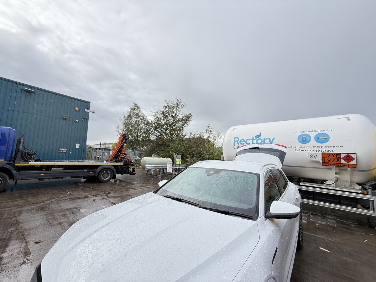 SimplyLpg's tweet photo. Another seamless installation by our LPG Engineers PVS at one of our new customers who is now enjoying the Simply LPG Difference.

Initial installation of a 1 x 2200 Litre FLT Skid Unit to service the 8 on site FLTs who now all run on LPG with on board self fillable cylinders 👍 https://t.co/oiBaOYKcCa