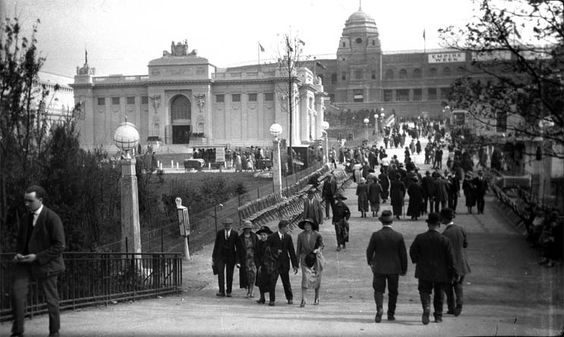 Empire Stadium, Wembley (1923). Whatever happened to the building in the foreground?
